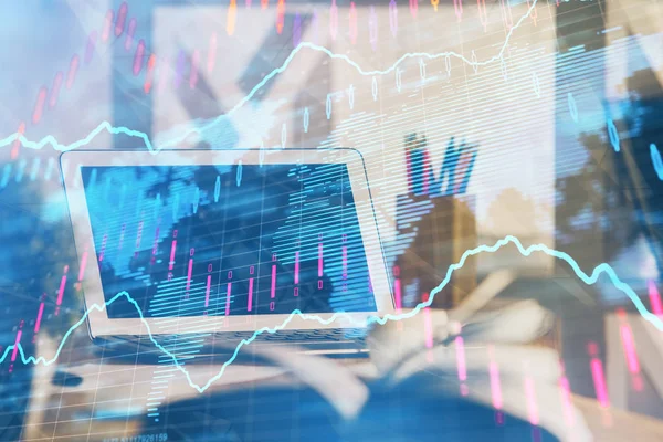 Holograma gráfico do mercado financeiro e computador pessoal em segundo plano. Exposição múltipla. Conceito de forex. — Fotografia de Stock