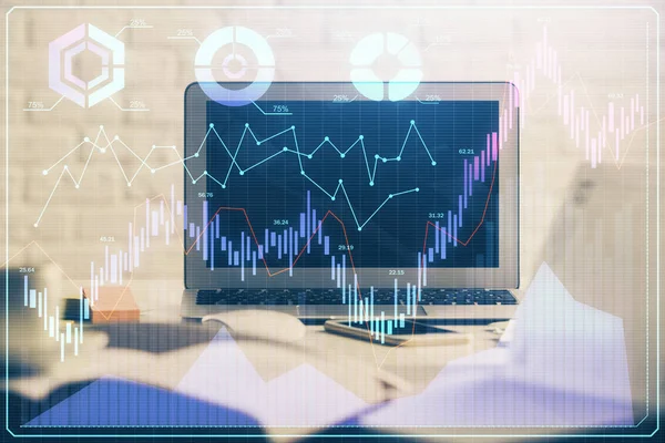 Desenho gráfico financeiro e tabela com computador em segundo plano. Dupla exposição. Conceito de mercados internacionais. — Fotografia de Stock