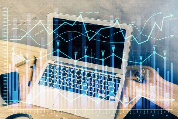 Dupla exposição do gráfico forex e espaço de trabalho com computador. Conceito de negociação internacional em linha. — Fotografia de Stock