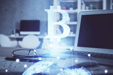 Blockchain temalı holograma ve bilgisayar arkaplanlı masaya çoklu maruz kalma. Bitcoin şifreleme para birimi kavramı.
