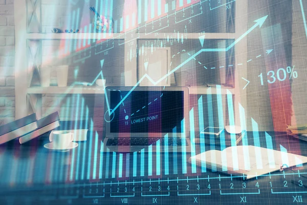Голограмма Forex Chart на столе с компьютерным фоном. Двойное воздействие. Концепция финансовых рынков. — стоковое фото