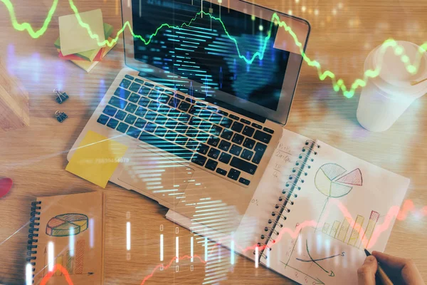 Doble exposición de las manos del hombre escribiendo notas del mercado de valores con el gráfico de divisas . —  Fotos de Stock