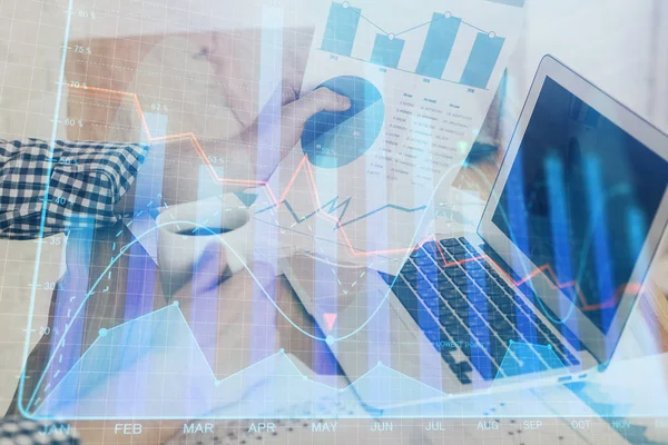 Dubbel exponering av mans händer skriva noter av aktiemarknaden med Forex Graph bakgrund. Begreppet forskning och handel. — Stockfoto