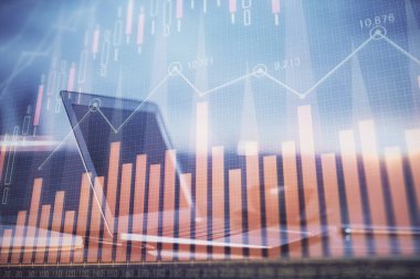 Finansal tablo çizimi ve arka planda bilgisayar olan bir tablo. Çoklu maruz kalma. Uluslararası pazarlar kavramı.