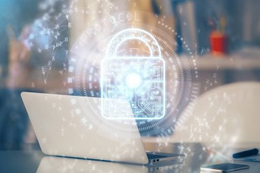 Bilgisayar ve ikon hologramı ile masaüstüne çift pozlama. Veri güvenliği kavramı.