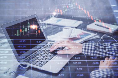 Arka planda bilgisayarla çalışan bir adamla iki kez ön x çizelgesine maruz kaldık. Pazar analizi kavramı.