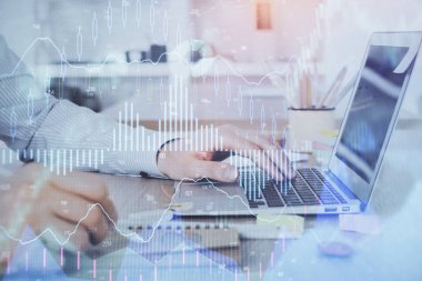 Arka planda bilgisayar üzerinde çalışan adam ile borsa grafiği çoklu pozlama. Finansal analiz kavramı.