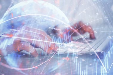 Arka planda ofiste bilgisayarda yazan adam ile grafik çift pozlama. Sıkı çalışma kavramı.