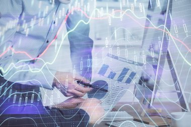 Arka planda ofiste bilgisayarda işadamı yazarak grafiğin çift pozlama. Zor iş kavramı.