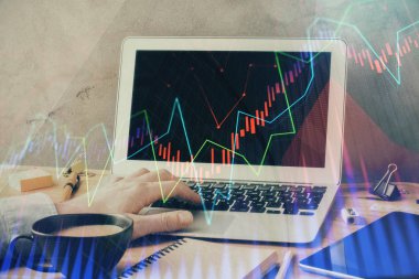 Arka planda dizüstü bilgisayar üzerinde çalışan işadamı ile Forex grafiği. Sert çalışma kavramı. Çoklu pozlama.