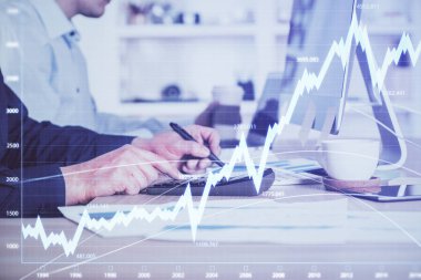 Arka planda ofiste bilgisayarda çalışan işadamı ile Forex grafiği. Sert çalışma kavramı. Closeup. Çoklu pozlama.