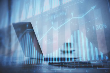 Grafik ve finansal bilgilere ve bilgisayar geçmişi olan çalışma alanına çoklu maruz kalma. Uluslararası çevrimiçi ticaret kavramı.