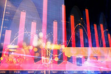 Finansal tablo çizimi ve arka planda bilgisayar olan bir tablo. Çifte maruziyet. Uluslararası pazarlar kavramı.