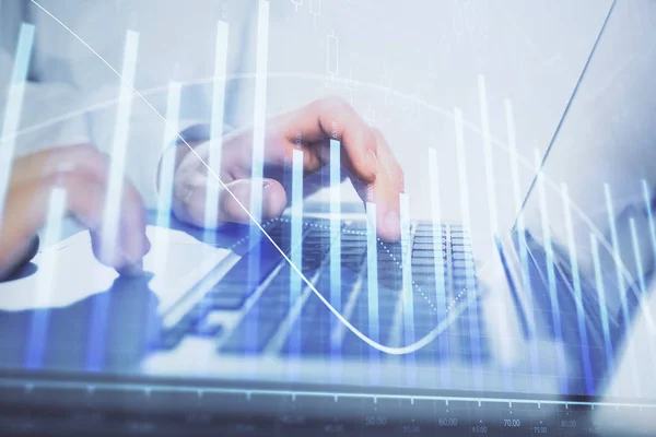 Doppelbelichtung des Marktdiagramms mit einem Mann, der am Computer im Hintergrund arbeitet. Konzept der Finanzanalyse. — Stockfoto