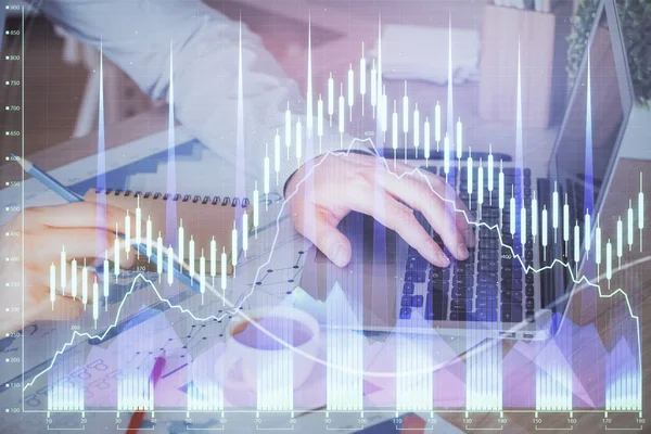 Forex-Graph mit Geschäftsmann, der am Computer im Büro im Hintergrund arbeitet. Konzept der Fleißarbeit. Mehrfachbelichtung. — Stockfoto