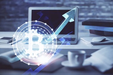 Blockchain temalı holograma ve bilgisayar arkaplanlı masaya çoklu maruz kalma. Bitcoin şifreleme para birimi kavramı.