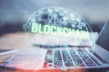 Blockchain temalı holograma ve bilgisayar arkaplanlı masaya çoklu maruz kalma. Bitcoin şifreleme para birimi kavramı.