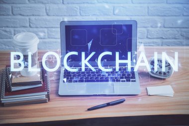 Blockchain temalı holograma ve bilgisayar arkaplanlı masaya çoklu maruz kalma. Bitcoin şifreleme para birimi kavramı.