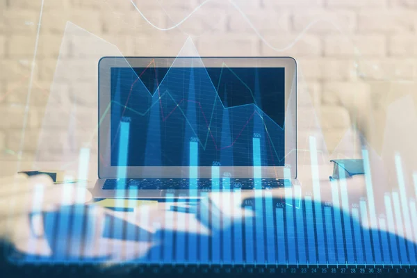 Holograma gráfico do mercado Forex e fundo do computador pessoal. Dupla exposição. Conceito de investimento. — Fotografia de Stock