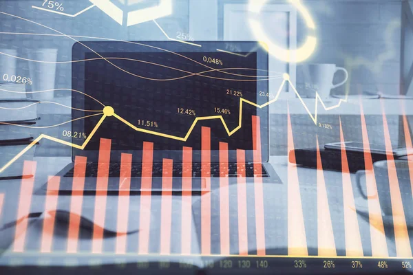 Gráfico de mercado de ações e tabela com fundo de computador. Dupla exposição. Conceito de análise financeira. — Fotografia de Stock