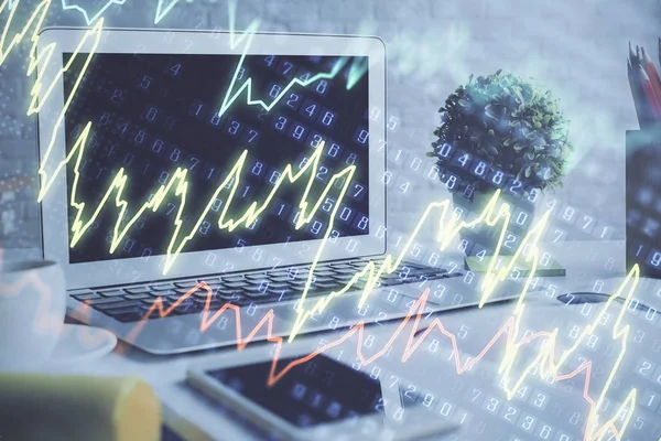 Aktiemarknadsgraf på bakgrund med skrivbord och persondator. Multiexponering. Begreppet finansiell analys. — Stockfoto