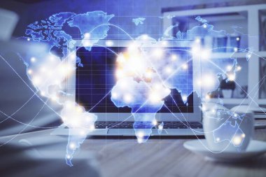 İş teması simgelerinin çoklu pozlandırılması ve bilgisayar geçmişi olan masa. Başarı kavramı.