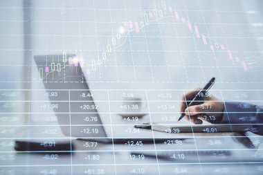 Arka planda bilgisayarda çalışan bir adamla birlikte çok sayıda formasyona maruz kaldık. Pazar analizi kavramı.