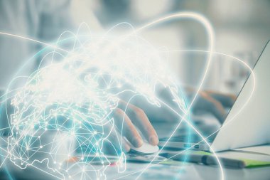 Arka planda dizüstü bilgisayarda çalışan iş adamlarının çoklu pozları. Uluslararası iş hologramı önde. Başarı kavramı.