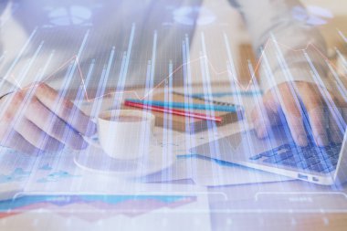 Arka planda ofiste bilgisayarda çalışan işadamı ile Forex grafiği. Sert çalışma kavramı. Çift Pozlama.