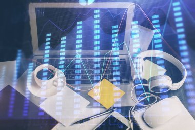 Finansal grafik renkli çizimler ve arka planda bilgisayar olan tablolar. Çifte maruziyet. Uluslararası pazarlar kavramı.