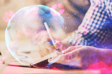 Arkaplanda iş simgeleri olan not defterinde yazan adamın çifte pozlandırılması.