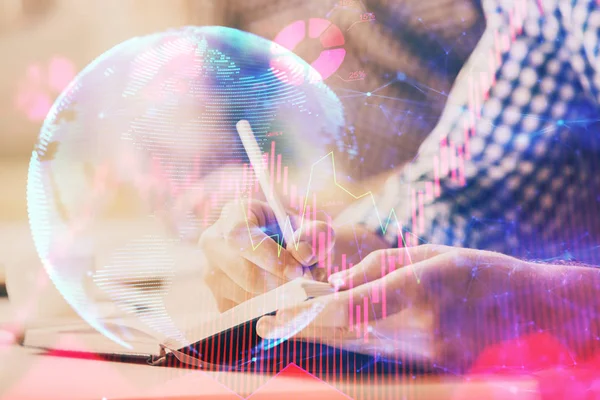 Arkaplanda iş simgeleri olan not defterinde yazan adamın çifte pozlandırılması.