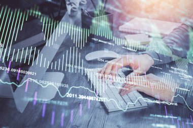 Adam ile mali grafik çift pozlama arka planda ofiste çalışır. Analiz kavramı.