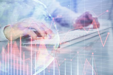 Adam arka planda ofiste bilgisayarda yazarak grafik çift pozlama. Zor iş kavramı. Closeup.