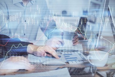 Adam arka planda ofiste bilgisayarda yazarak grafik Multi pozlama. Zor iş kavramı.