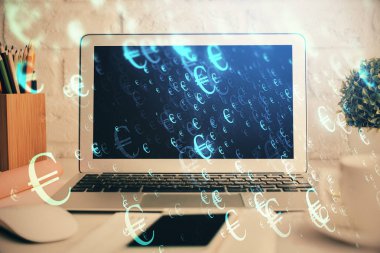 Masası ve kişisel bilgisayarı olan borsa grafiği. Çifte maruziyet. Mali analiz kavramı.