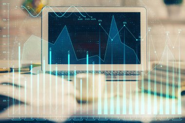 Finansal tablo çizimi ve arka planda bilgisayar olan bir tablo. Çifte maruziyet. Uluslararası pazarlar kavramı.