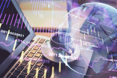 Grafik ve finansal bilgilere çifte maruz kalma ve bilgisayar geçmişi olan çalışma alanı. Uluslararası çevrimiçi ticaret kavramı.