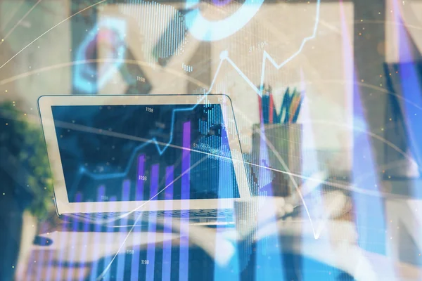 Forex piaci grafikon hologram és személyi számítógép a háttérben. Többszörös expozíció. A beruházás fogalma. — Stock Fotó