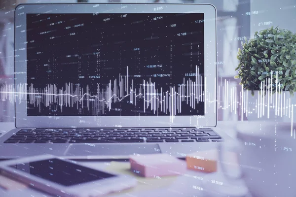 Holograma gráfico del mercado Forex y antecedentes personales de la computadora. Exposición múltiple. Concepto de inversión. — Foto de Stock