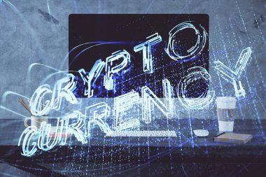 Blockchain temalı holograma ve bilgisayar arkaplanlı masaya çoklu maruz kalma. Bitcoin şifreleme para birimi kavramı.