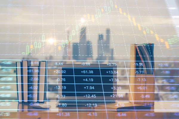 背景には、金融市場グラフのホログラムやパソコンがあります。露出を2倍。外国為替の概念. — ストック写真