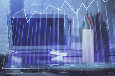 Masası ve kişisel bilgisayarı olan borsa grafiği. Çifte maruziyet. Mali analiz kavramı.