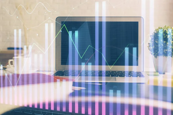 Holograma gráfico del mercado Forex y antecedentes personales de la computadora. Exposición múltiple. Concepto de inversión. —  Fotos de Stock