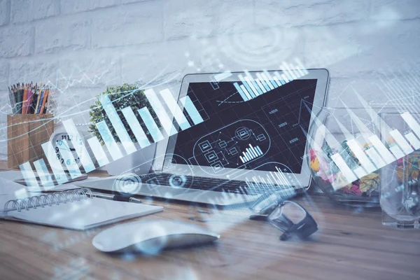 Hologram van de financiële markt en personal computer op achtergrond. Dubbele belichting. Begrip forex. — Stockfoto