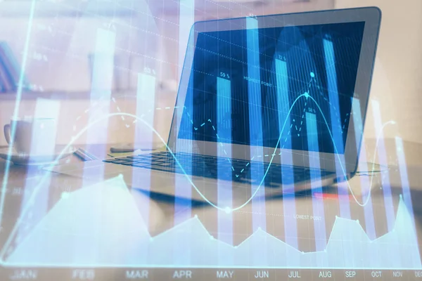 Holograma gráfico de Forex en la tabla con el fondo de la computadora. Exposición múltiple. Concepto de mercados financieros. —  Fotos de Stock