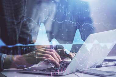 Arka planda bilgisayarda çalışan bir adamla piyasa grafiği iki katına çıktı. Mali analiz kavramı.