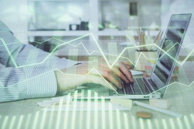 Arka planda dizüstü bilgisayar üzerinde çalışan adam ile borsa grafiği çift pozlama. Finansal analiz kavramı.