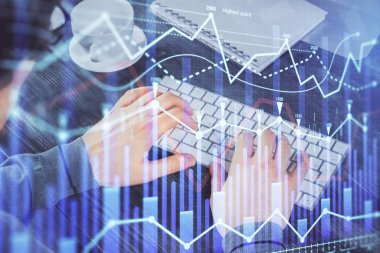 Arka planda ofiste bilgisayarda bilgisayarda yazan adam ile grafik çoklu pozlama. Sıkı çalışma kavramı.