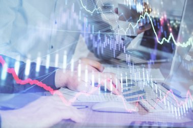 Adam arka planda ofiste bilgisayarda yazarak grafik Multi pozlama. Zor iş kavramı.